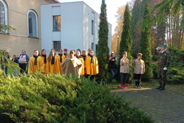 Zpívání při kladení věnců u kostela sv. Anny - základní škola Žákovská