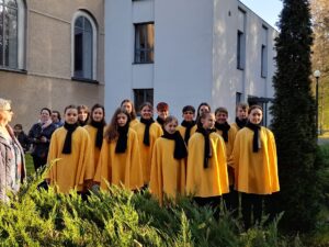 Zpívání při kladení věnců u kostela sv. Anny - základní škola Žákovská