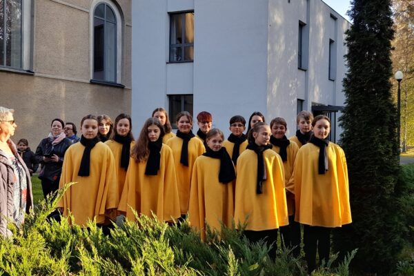 Zpívání při kladení věnců u kostela sv. Anny - základní škola Žákovská
