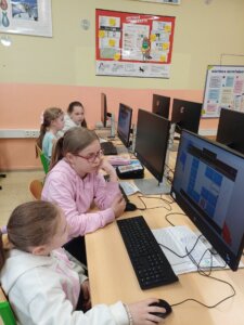Collaboration Between 5th and 1st Graders in English Lesson - základní škola Žákovská