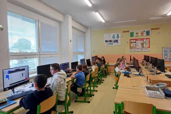 Collaboration Between 5th and 1st Graders in English Lesson - základní škola Žákovská