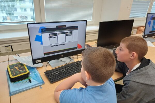 Collaboration Between 5th and 1st Graders in English Lesson - základní škola Žákovská