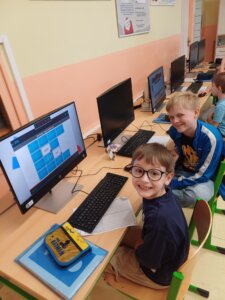 Collaboration Between 5th and 1st Graders in English Lesson - základní škola Žákovská
