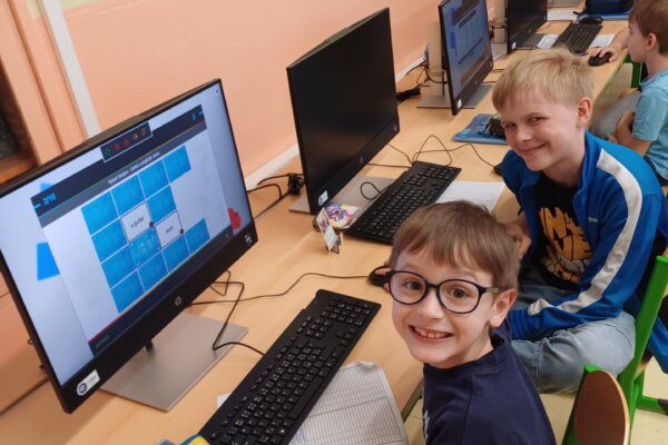 Collaboration Between 5th and 1st Graders in English Lesson - základní škola Žákovská