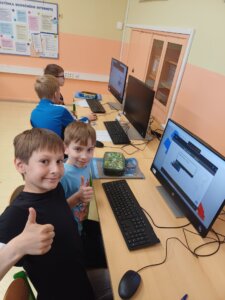Collaboration Between 5th and 1st Graders in English Lesson - základní škola Žákovská