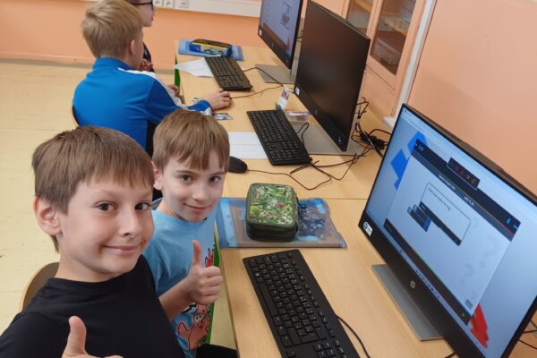 Collaboration Between 5th and 1st Graders in English Lesson - základní škola Žákovská
