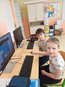 Collaboration Between 5th and 1st Graders in English Lesson - základní škola Žákovská