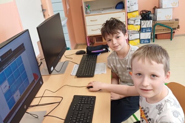 Collaboration Between 5th and 1st Graders in English Lesson - základní škola Žákovská