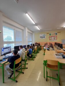 Collaboration Between 5th and 1st Graders in English Lesson - základní škola Žákovská