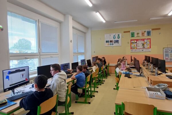 Collaboration Between 5th and 1st Graders in English Lesson - základní škola Žákovská