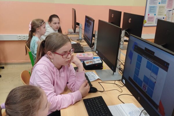 Collaboration Between 5th and 1st Graders in English Lesson - základní škola Žákovská