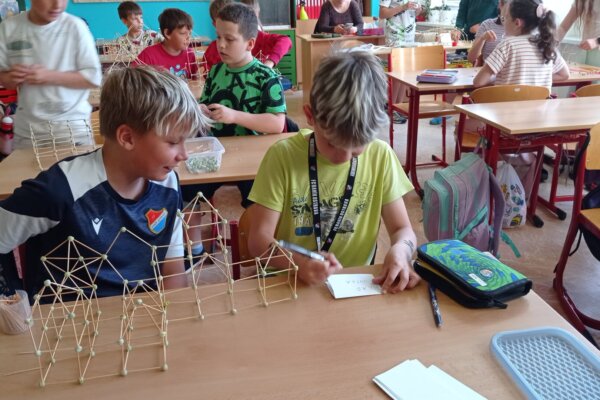 Tvoříme prostorové objekty - základní škola Žákovská