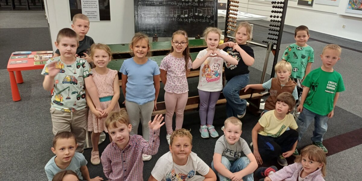 1. A na výstavě ,,Krásná jako kvítka" - základní škola Žákovská