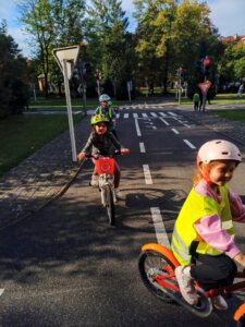 Prvňáčci na dopravním hřišti - základní škola Žákovská