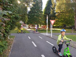 Prvňáčci na dopravním hřišti - základní škola Žákovská
