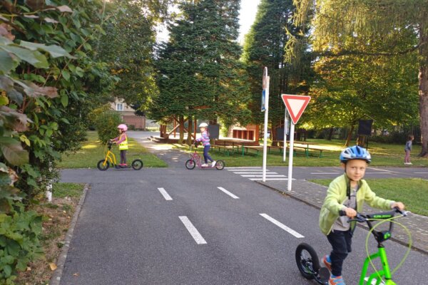 Prvňáčci na dopravním hřišti - základní škola Žákovská