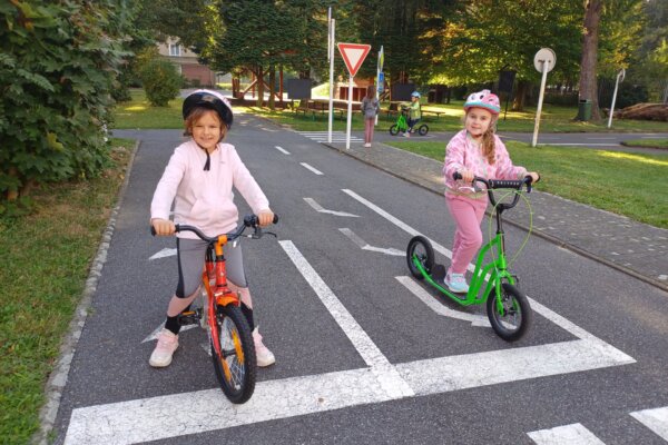 Prvňáčci na dopravním hřišti - základní škola Žákovská