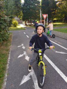 Prvňáčci na dopravním hřišti - základní škola Žákovská